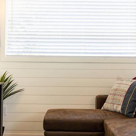 New! The Texas Longhorn-Luxury Container Home フレデリックスバーグ エクステリア 写真