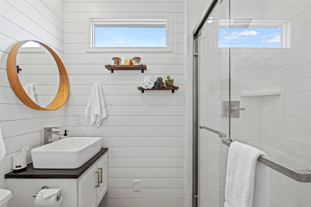 New! The Texas Longhorn-Luxury Container Home フレデリックスバーグ エクステリア 写真