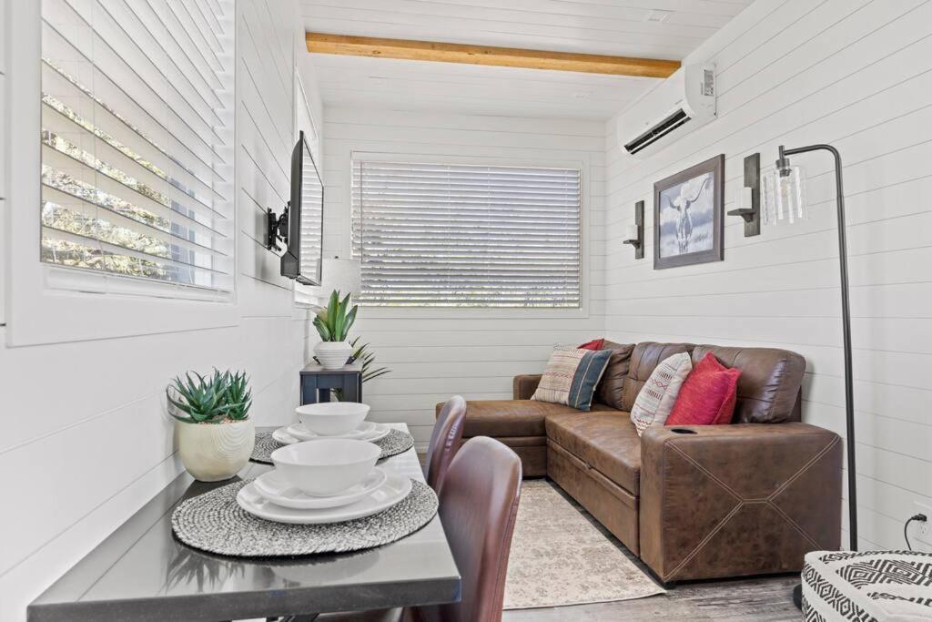 New! The Texas Longhorn-Luxury Container Home フレデリックスバーグ エクステリア 写真