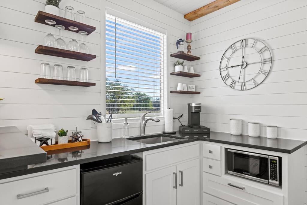 New! The Texas Longhorn-Luxury Container Home フレデリックスバーグ エクステリア 写真