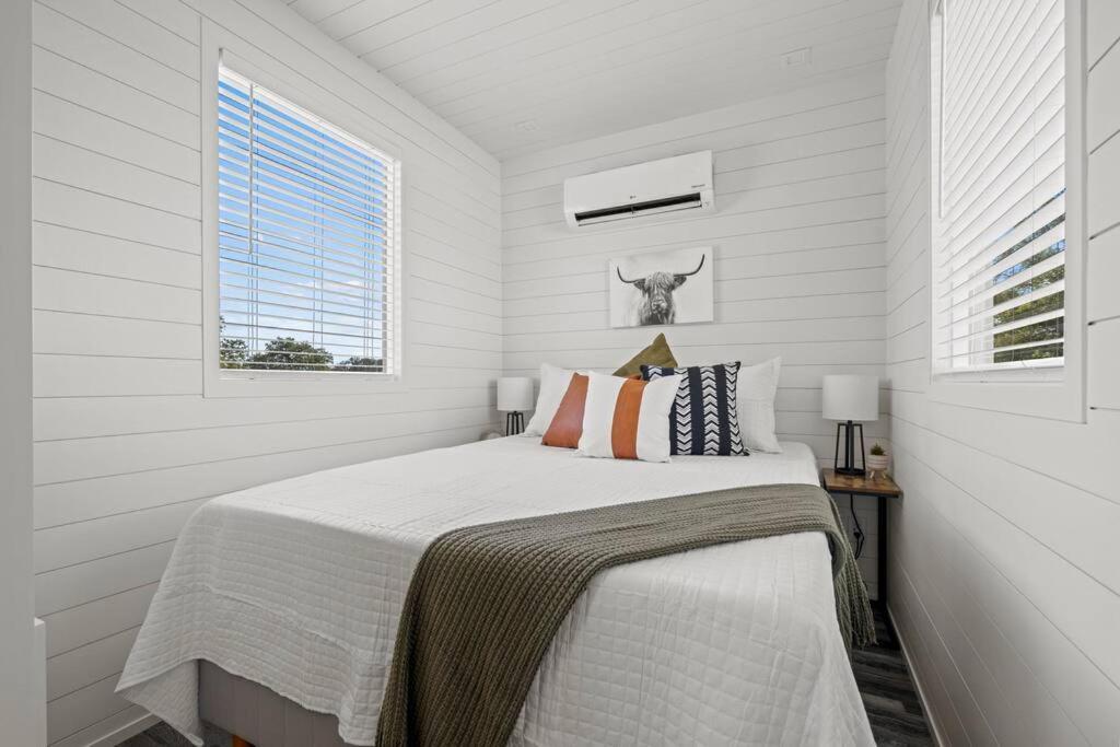 New! The Texas Longhorn-Luxury Container Home フレデリックスバーグ エクステリア 写真