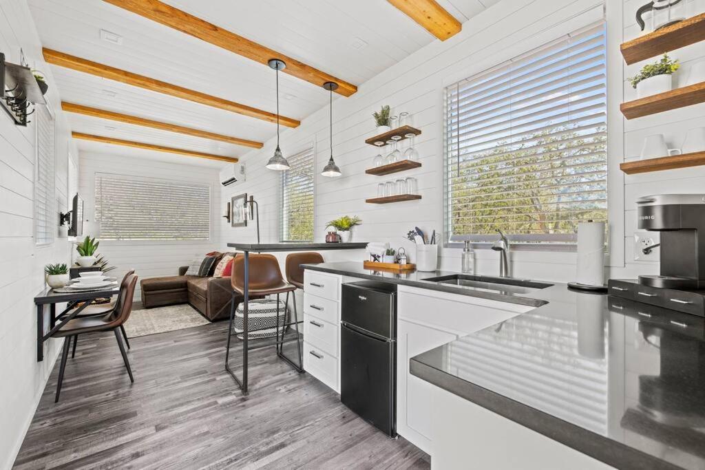 New! The Texas Longhorn-Luxury Container Home フレデリックスバーグ エクステリア 写真
