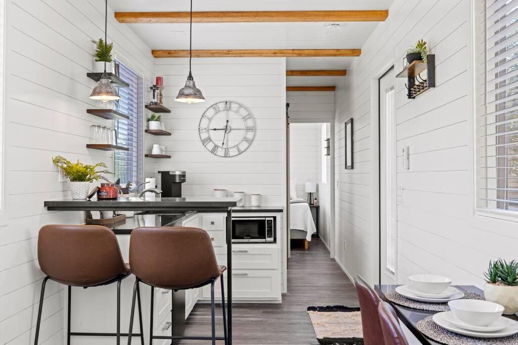 New! The Texas Longhorn-Luxury Container Home フレデリックスバーグ エクステリア 写真