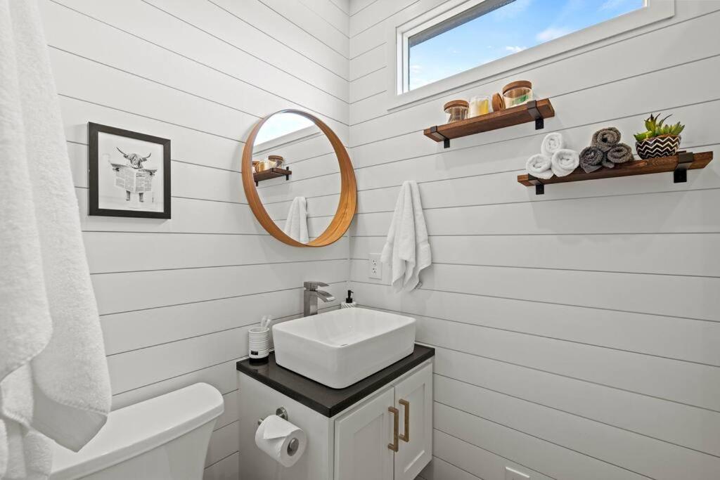 New! The Texas Longhorn-Luxury Container Home フレデリックスバーグ エクステリア 写真