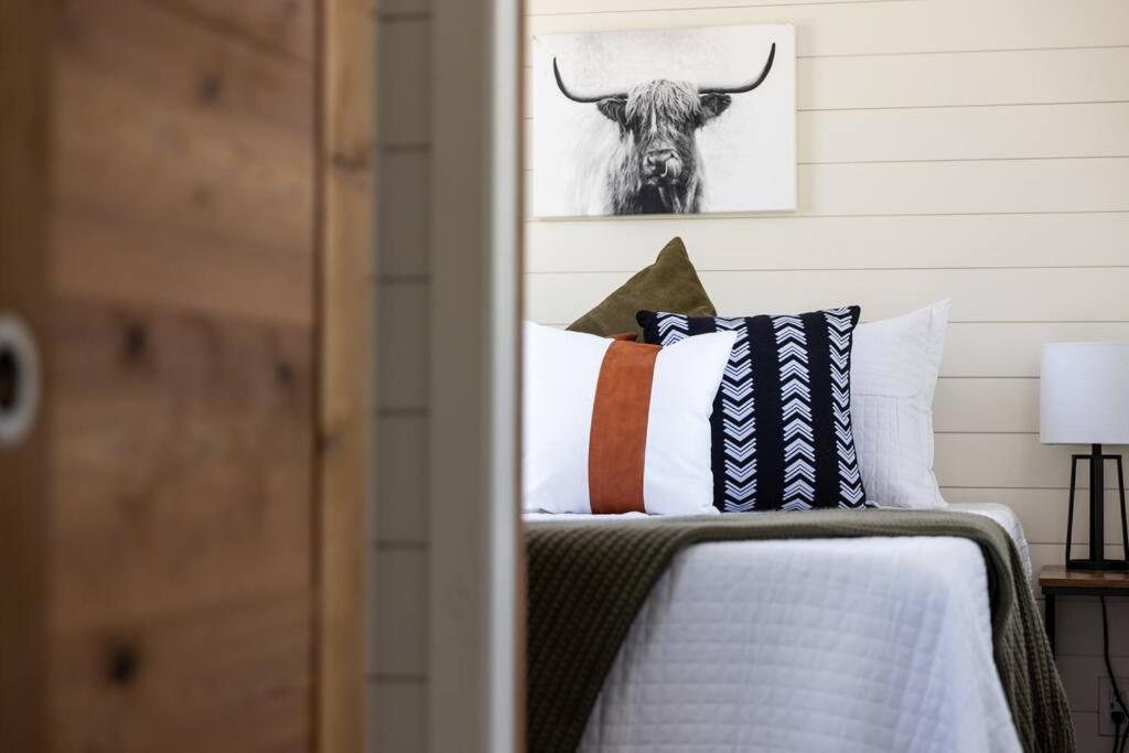 New! The Texas Longhorn-Luxury Container Home フレデリックスバーグ エクステリア 写真
